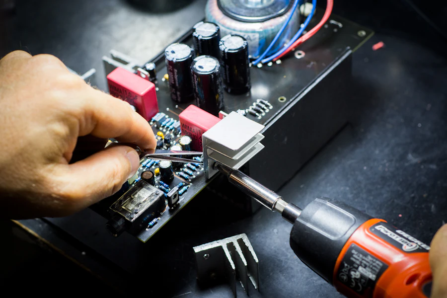 Sastavljanje elektroničkog sklopa robotskog upravljača u radionici