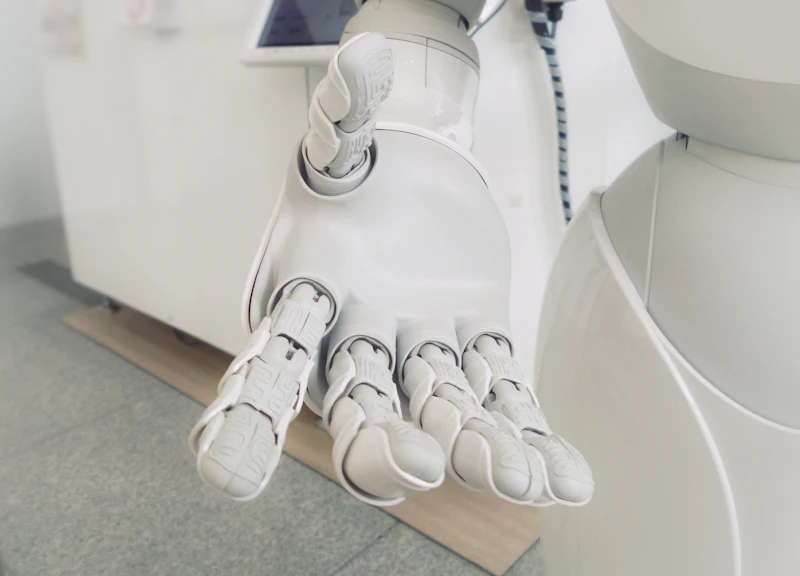 Krupni plan bijele robotske šake