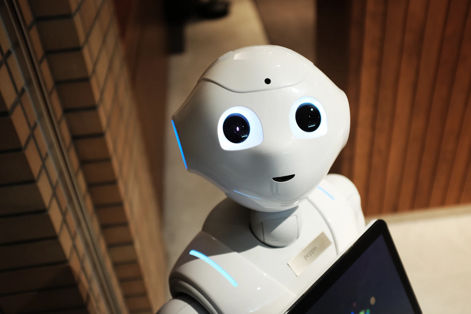 Bijeli humanoidni robot krupnim planom